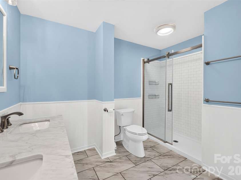 10724 Kingsview Drive, Davidson, NC 28036.  MLS# CAR4409874, YatesRealty ID 45444. Updated primary bedroom full bath.