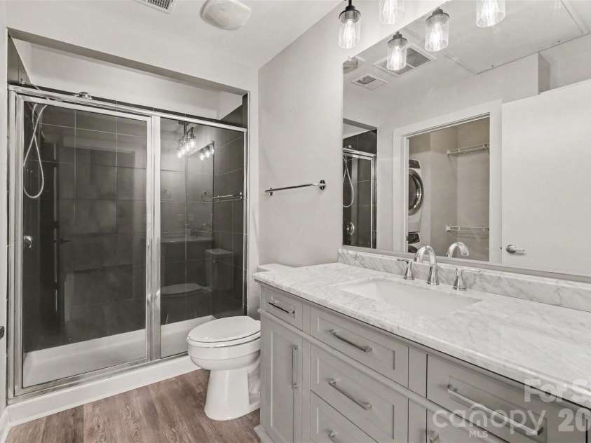 525 6th Street, Charlotte, NC 28202.  MLS# CAR4416190, YatesRealty ID 45446. Bathroom