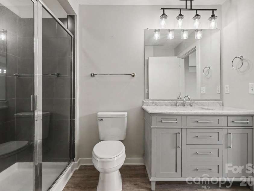 525 6th Street, Charlotte, NC 28202.  MLS# CAR4416190, YatesRealty ID 45446. Bathroom