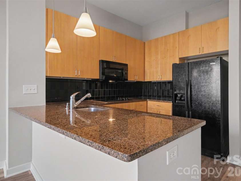 525 6th Street, Charlotte, NC 28202.  MLS# CAR4416190, YatesRealty ID 45446. Kitchen