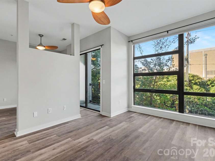 525 6th Street, Charlotte, NC 28202.  MLS# CAR4416190, YatesRealty ID 45446. Large Windows
