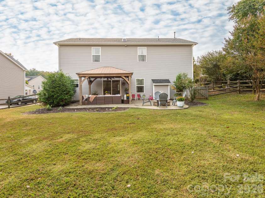 8208 Stourhead Gardens Lane, Waxhaw, NC 28173.  MLS# CAR4410610, YatesRealty ID 45450. Large flat backyard