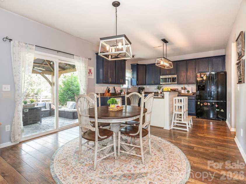 8208 Stourhead Gardens Lane, Waxhaw, NC 28173.  MLS# CAR4410610, YatesRealty ID 45450. Open floorplan with eat-in kitchen
