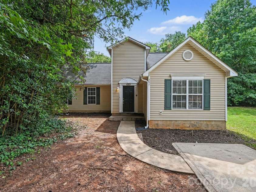302 Touch Me Not Lane, Charlotte, NC 28216.  MLS# CAR4415487, YatesRealty ID 45453. 