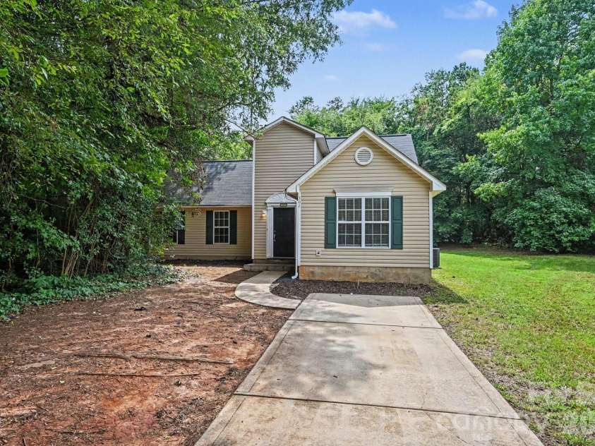 302 Touch Me Not Lane, Charlotte, NC 28216.  MLS# CAR4415487, YatesRealty ID 45453. 