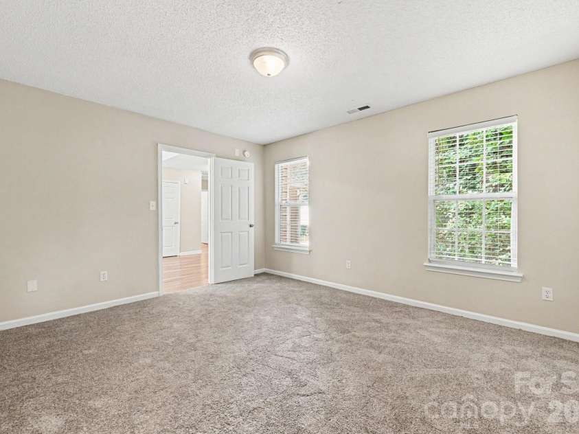 302 Touch Me Not Lane, Charlotte, NC 28216.  MLS# CAR4415487, YatesRealty ID 45453. 