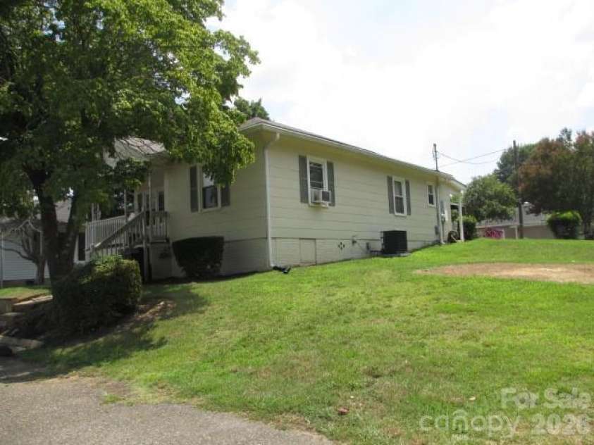 580 High Street, Cramerton, NC 28032.  MLS# CAR4415772, YatesRealty ID 45457. 