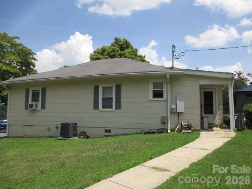 580 High Street, Cramerton, NC 28032.  MLS# CAR4415772, YatesRealty ID 45457. 