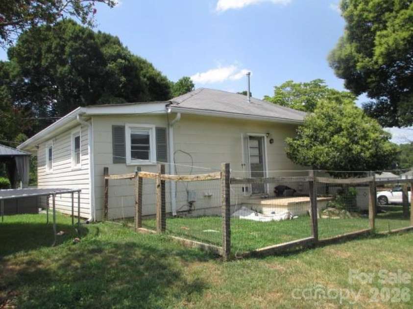 580 High Street, Cramerton, NC 28032.  MLS# CAR4415772, YatesRealty ID 45457. 