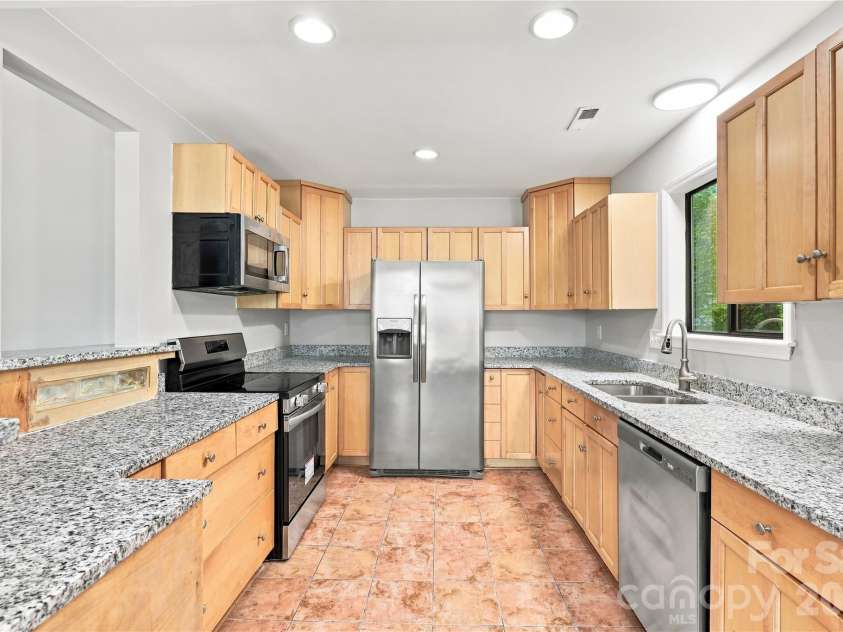 5810 Ness Court, Charlotte, NC 28208.  MLS# CAR4415634, YatesRealty ID 45458. Kitchen