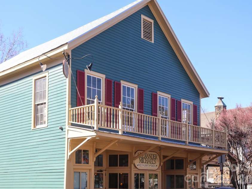 525 Graham Street, Charlotte, NC 28202.  MLS# CAR4341824, YatesRealty ID 4546. Alexander Michael's - local favorite eatery.