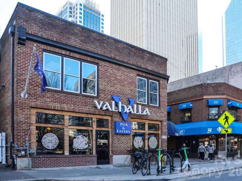 525 Graham Street, Charlotte, NC 28202.  MLS# CAR4341824, YatesRealty ID 4546. Enjoy all Uptown living has to offer - without driving or paying for parking!