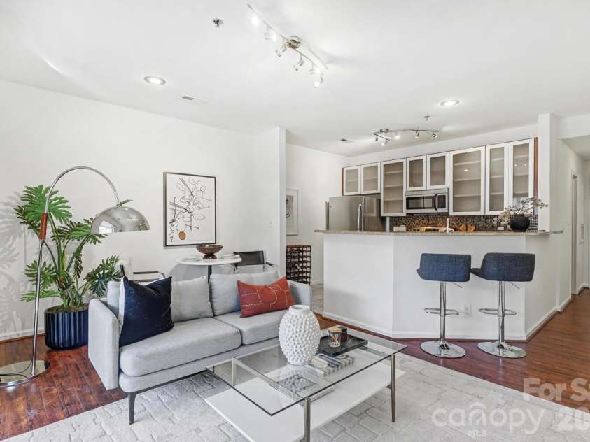 525 Graham Street, Charlotte, NC 28202.  MLS# CAR4341824, YatesRealty ID 4546. Open layout with breakfast bar seating overlooking the living room. Perfect for Casual Dining or Work-from-Home