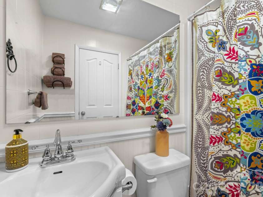 98 Pensacola Avenue, Arden, NC 28704.  MLS# CAR4377061, YatesRealty ID 45460. Hallway Full Bath