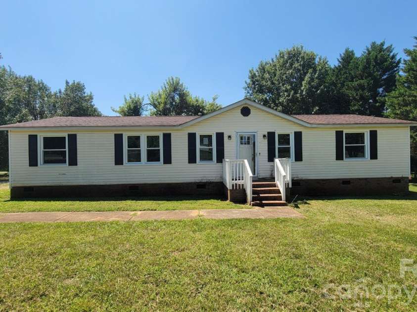 5401 Creek Run Court, Bessemer City, NC 28086.  MLS# CAR4415695, YatesRealty ID 45464. 