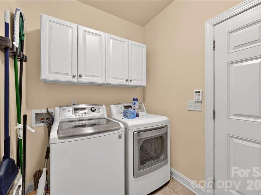16725 Hammock Creek Place, Charlotte, NC 28278.  MLS# CAR4415138, YatesRealty ID 45465. First Floor Laundry with Access to Garage