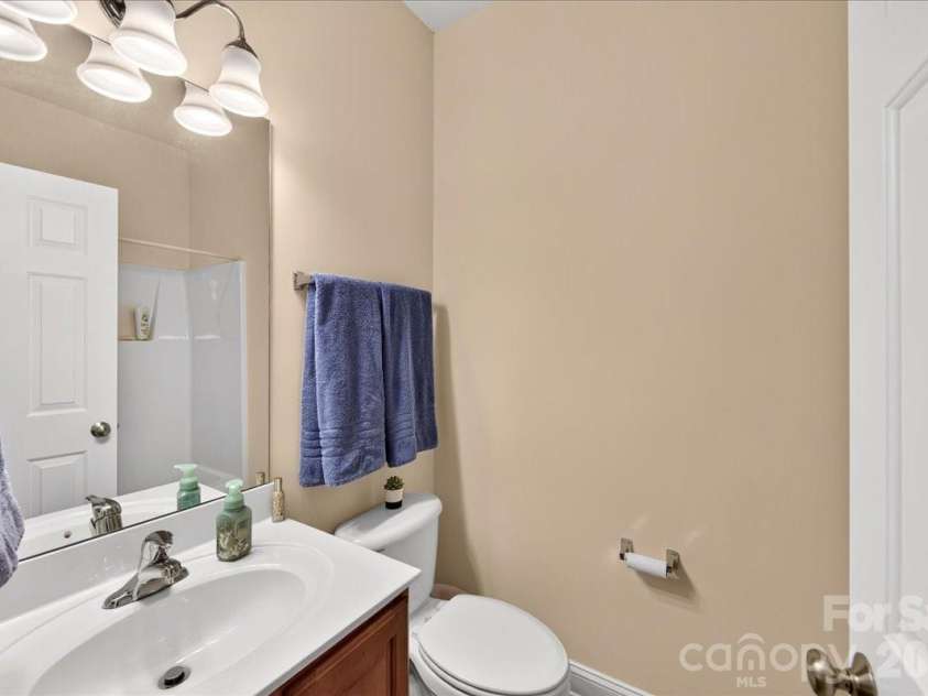 16725 Hammock Creek Place, Charlotte, NC 28278.  MLS# CAR4415138, YatesRealty ID 45465. Full Bath (#2) on Second Floor