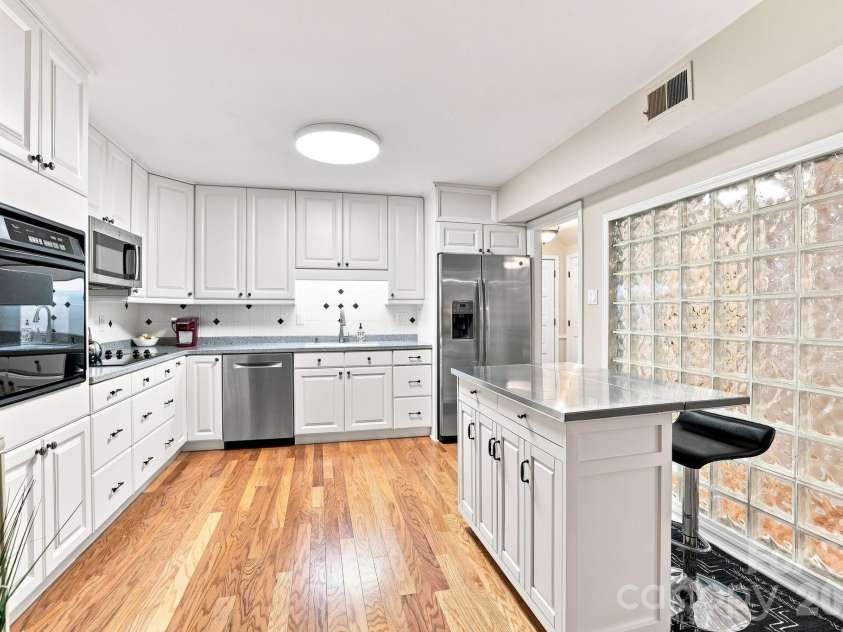 6606 Bunker Hill Circle, Charlotte, NC 28210.  MLS# CAR4415323, YatesRealty ID 45466. 
