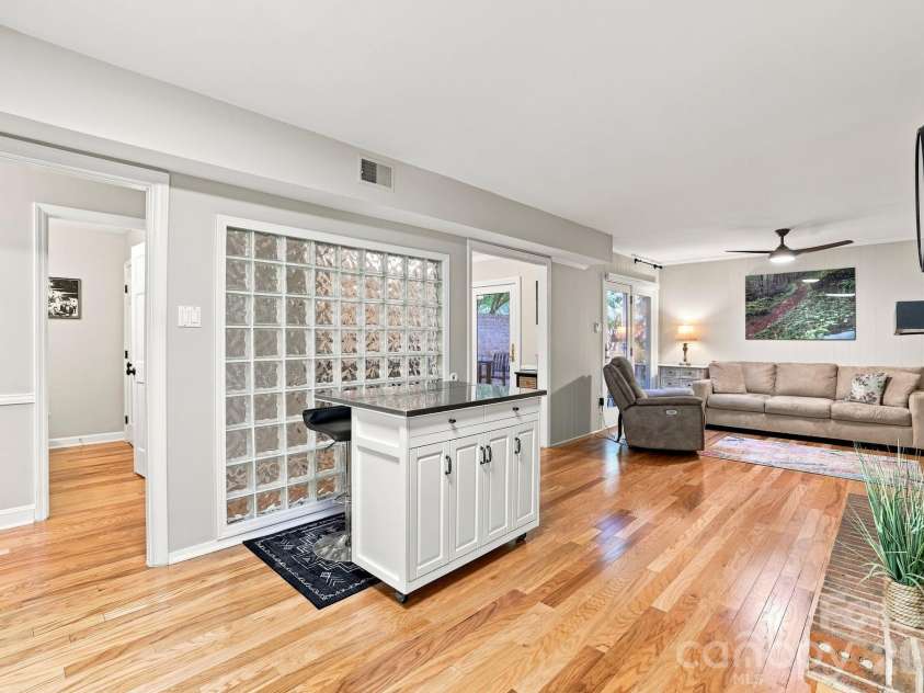 6606 Bunker Hill Circle, Charlotte, NC 28210.  MLS# CAR4415323, YatesRealty ID 45466. 