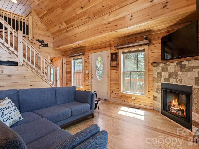 19 Frontier Court, Asheville, NC 28805.  MLS# CAR4254275, YatesRealty ID 4547. 