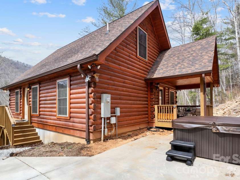 19 Frontier Court, Asheville, NC 28805.  MLS# CAR4254275, YatesRealty ID 4547. Main Level Hot Tub Included!