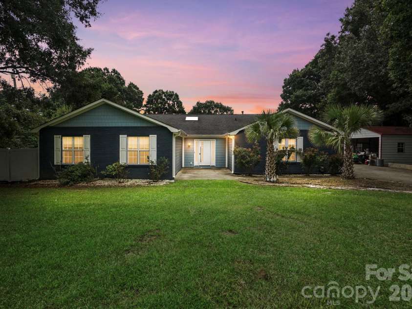 14010 Mareshead Lane, Matthews, NC 28105.  MLS# CAR4415081, YatesRealty ID 45475. 