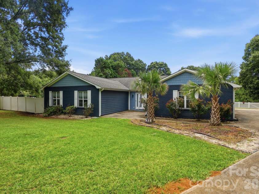 14010 Mareshead Lane, Matthews, NC 28105.  MLS# CAR4415081, YatesRealty ID 45475. 