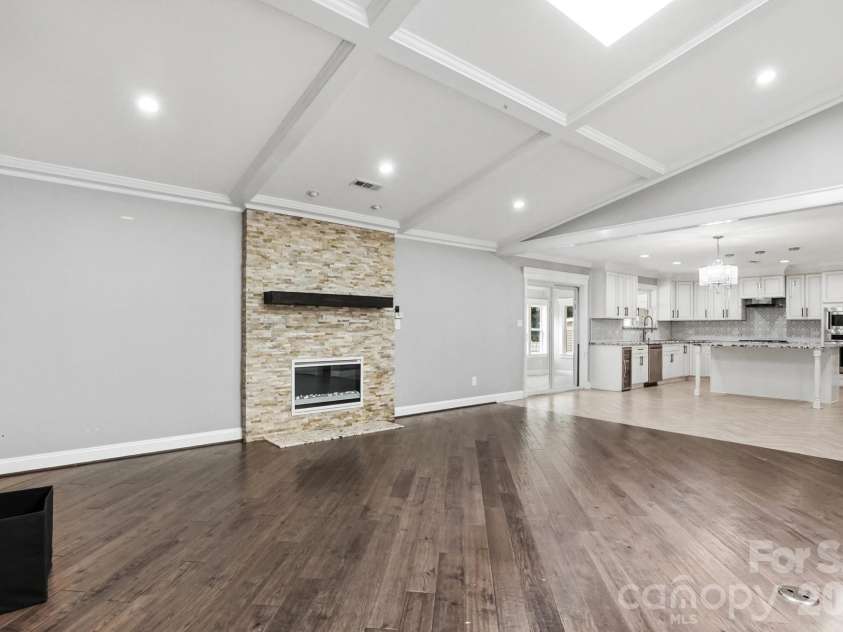 14010 Mareshead Lane, Matthews, NC 28105.  MLS# CAR4415081, YatesRealty ID 45475. 