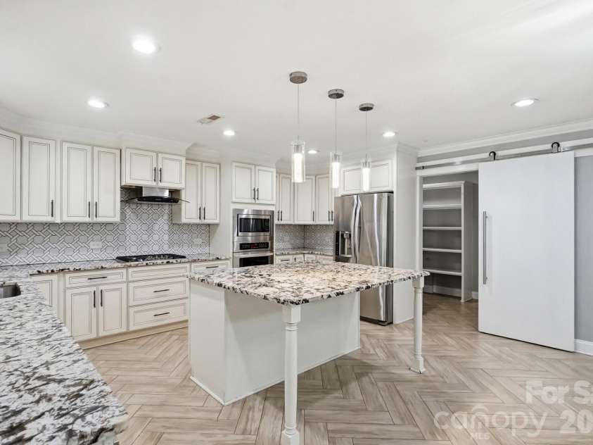 14010 Mareshead Lane, Matthews, NC 28105.  MLS# CAR4415081, YatesRealty ID 45475. 