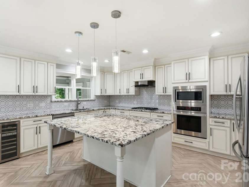 14010 Mareshead Lane, Matthews, NC 28105.  MLS# CAR4415081, YatesRealty ID 45475. 
