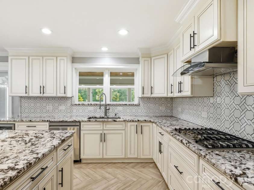 14010 Mareshead Lane, Matthews, NC 28105.  MLS# CAR4415081, YatesRealty ID 45475. 