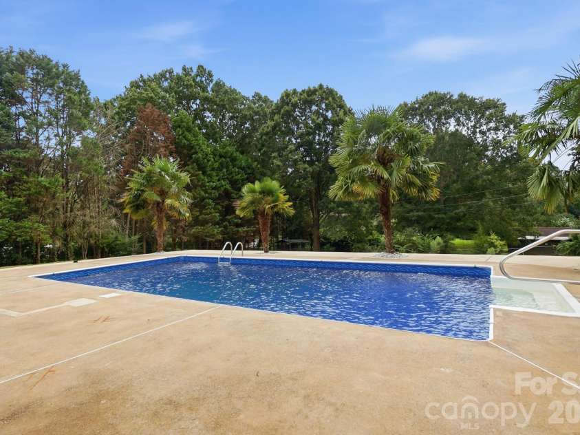 14010 Mareshead Lane, Matthews, NC 28105.  MLS# CAR4415081, YatesRealty ID 45475. 