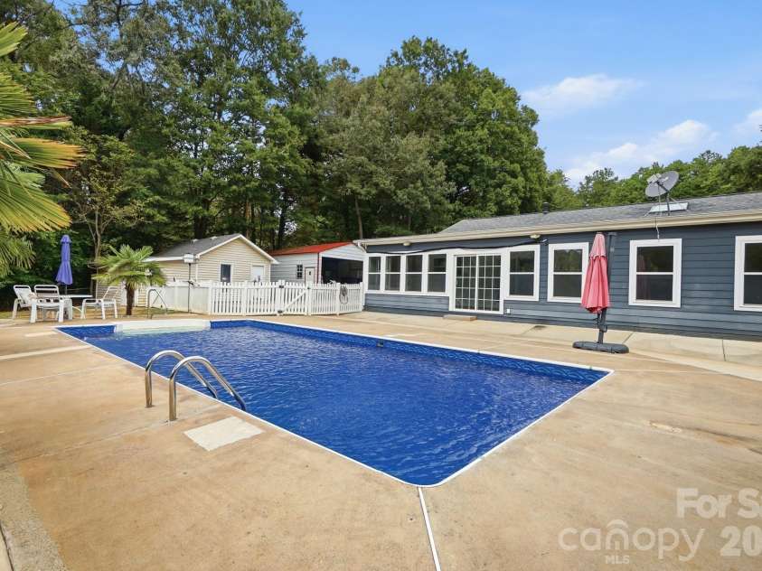 14010 Mareshead Lane, Matthews, NC 28105.  MLS# CAR4415081, YatesRealty ID 45475. 
