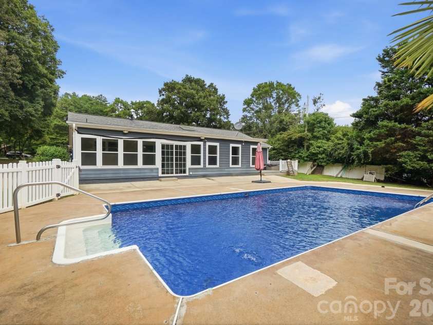 14010 Mareshead Lane, Matthews, NC 28105.  MLS# CAR4415081, YatesRealty ID 45475. 