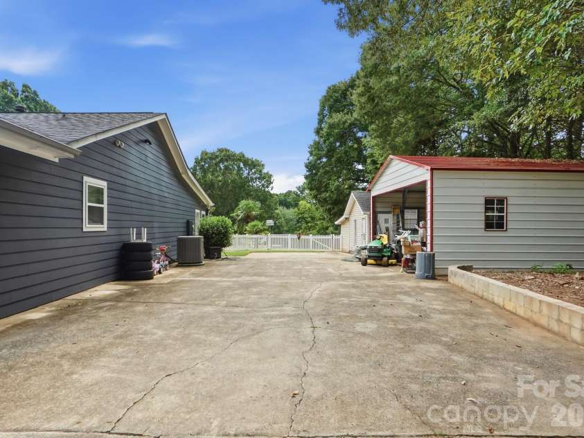 14010 Mareshead Lane, Matthews, NC 28105.  MLS# CAR4415081, YatesRealty ID 45475. 
