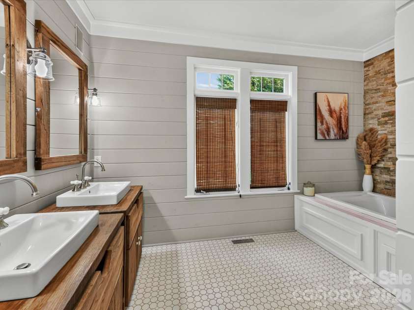 3520 Providence Plantation Lane, Charlotte, NC 28270.  MLS# CAR4414861, YatesRealty ID 45476. 