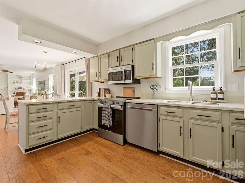 4638 DEANSCROFT Drive, Charlotte, NC 28226.  MLS# CAR4415562, YatesRealty ID 45478. 