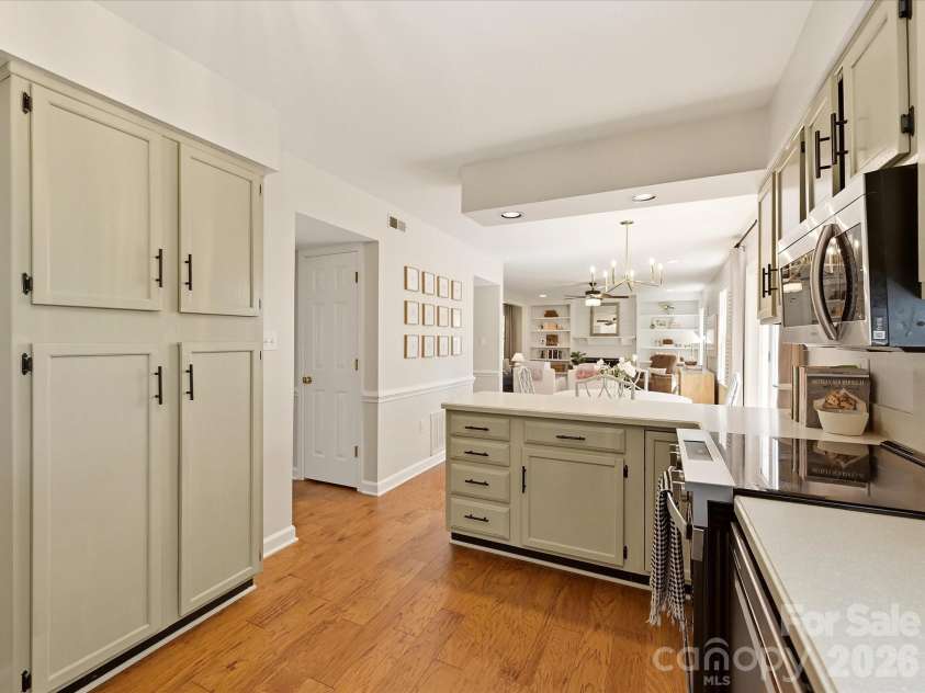 4638 DEANSCROFT Drive, Charlotte, NC 28226.  MLS# CAR4415562, YatesRealty ID 45478. 