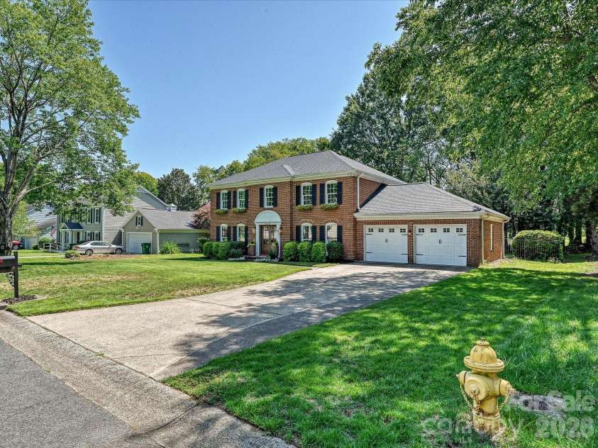4638 DEANSCROFT Drive, Charlotte, NC 28226.  MLS# CAR4415562, YatesRealty ID 45478. 