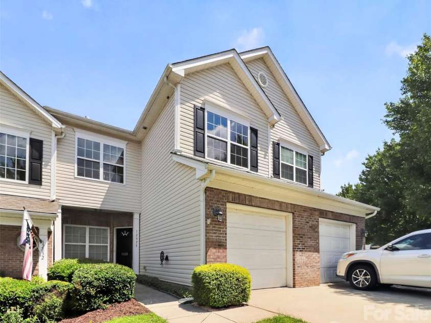 12028 Stratfield Place Circle, Pineville, NC 28134.  MLS# CAR4415703, YatesRealty ID 45479. 