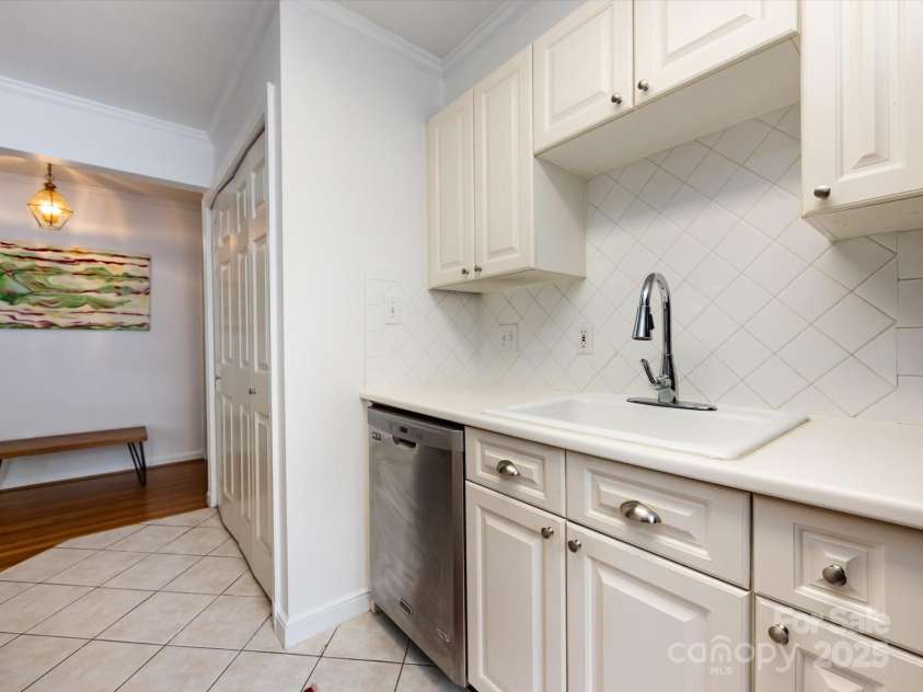 110 Colville Road, Charlotte, NC 28207.  MLS# CAR4239822, YatesRealty ID 4548. 