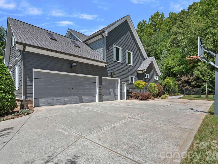 18525 Rollingdale Lane, Davidson, NC 28036.  MLS# CAR4415842, YatesRealty ID 45481. 