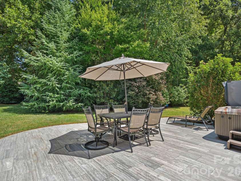 18525 Rollingdale Lane, Davidson, NC 28036.  MLS# CAR4415842, YatesRealty ID 45481. 