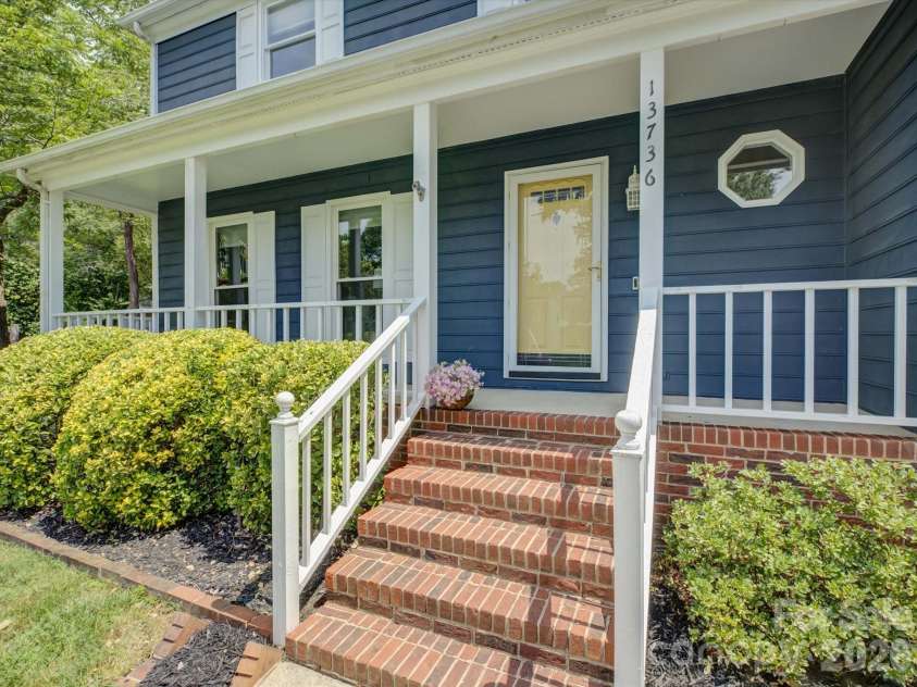 13736 Strathaven Drive, Matthews, NC 28105.  MLS# CAR4414593, YatesRealty ID 45486. 