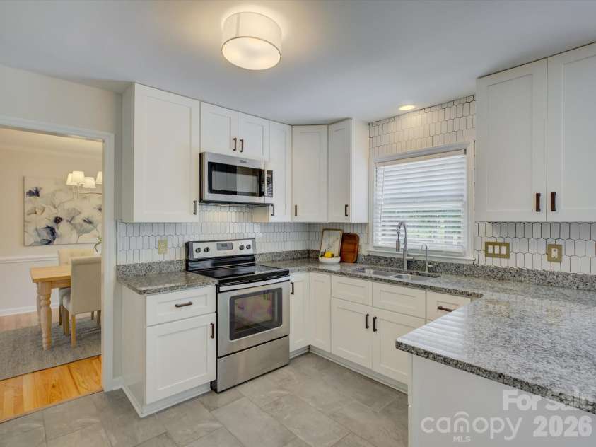 13736 Strathaven Drive, Matthews, NC 28105.  MLS# CAR4414593, YatesRealty ID 45486. 