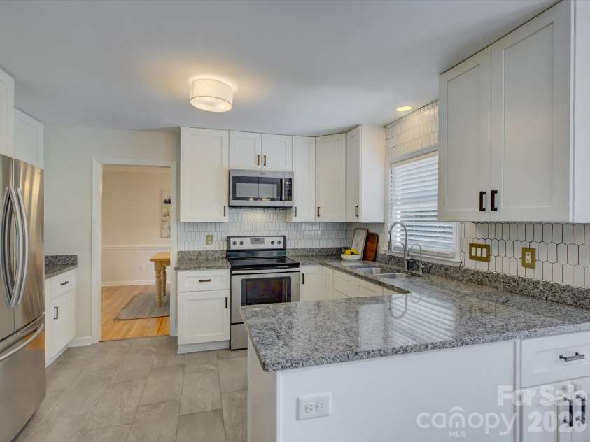13736 Strathaven Drive, Matthews, NC 28105.  MLS# CAR4414593, YatesRealty ID 45486. 