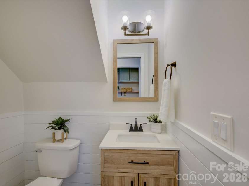 13736 Strathaven Drive, Matthews, NC 28105.  MLS# CAR4414593, YatesRealty ID 45486. 
