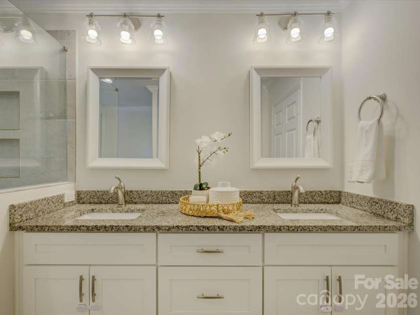 13736 Strathaven Drive, Matthews, NC 28105.  MLS# CAR4414593, YatesRealty ID 45486. 