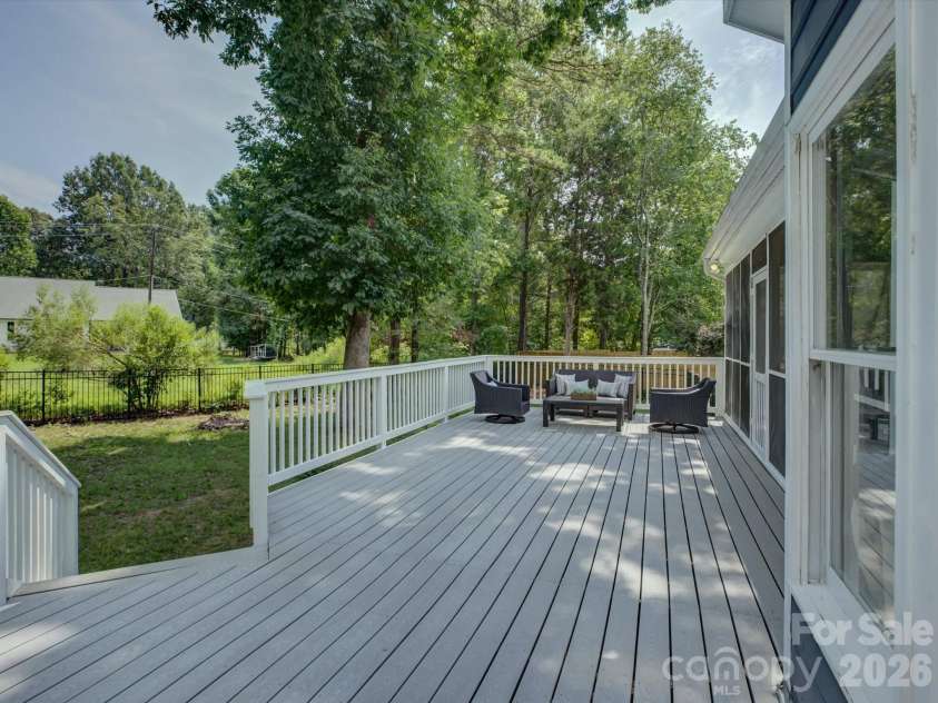 13736 Strathaven Drive, Matthews, NC 28105.  MLS# CAR4414593, YatesRealty ID 45486. 