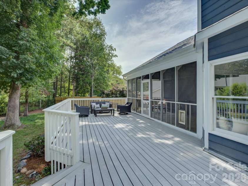 13736 Strathaven Drive, Matthews, NC 28105.  MLS# CAR4414593, YatesRealty ID 45486. 